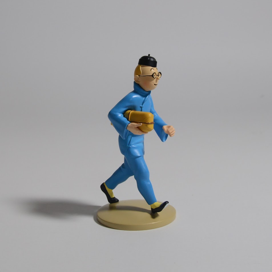 42251 - TINTIN AU PAQUET - FIGURINE RESINE 12CM - TINTIN WITH
