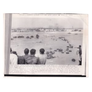 The Fall of Da Nang - South Vietnamese Marines Evacuating from China Beach - Original Associated Press Radiophoto - 1975
