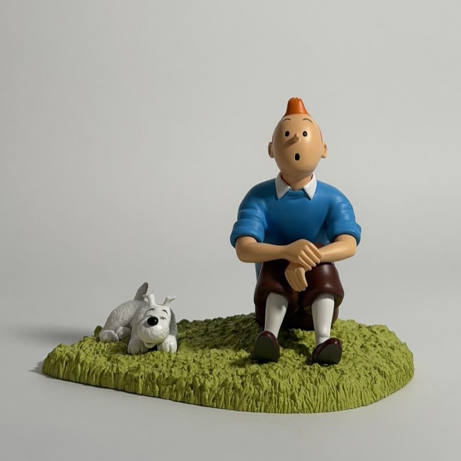 Tintin Sitting in the Grass - 47001 - Tintin Assis dans l'Herbe - Moulinsart Limited Edition Sculpture - 2022 2 Tintin Sitting in the Grass - 47001 - Tintin Assis dans l'Herbe - Moulinsart Limited Edition Sculpture - 2022
