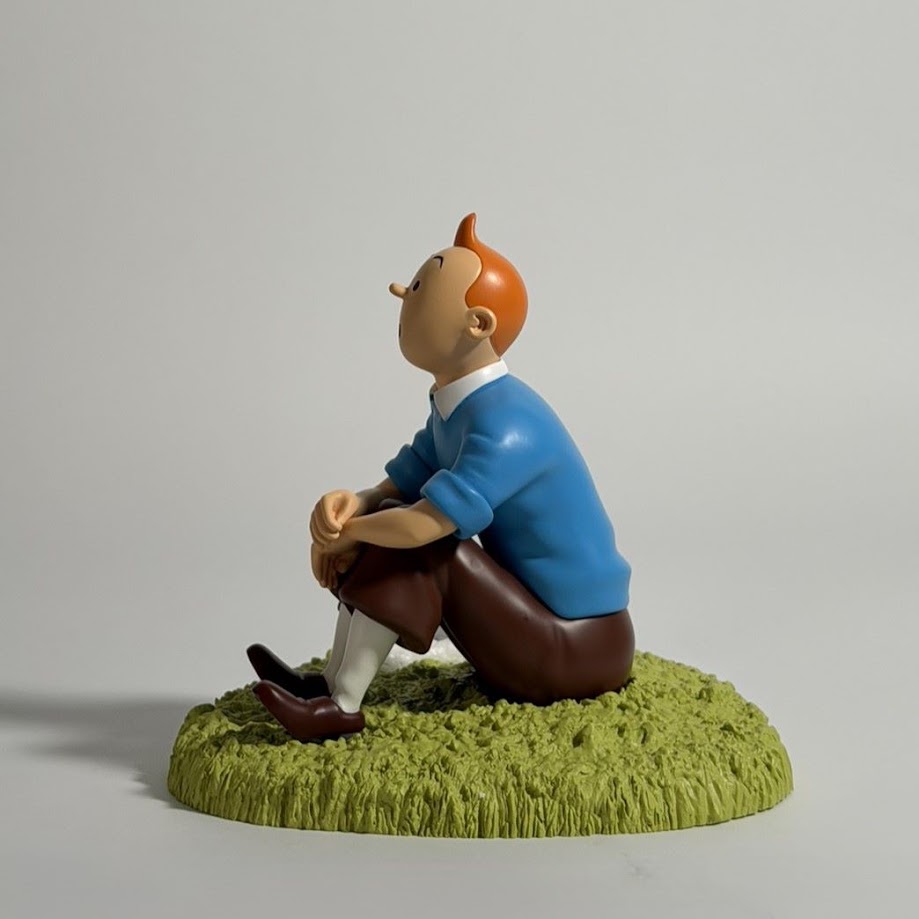 Tintin Sitting in the Grass - 47001 - Tintin Assis dans l'Herbe - Moulinsart Limited Edition Sculpture - 2022 3 Tintin Sitting in the Grass - 47001 - Tintin Assis dans l'Herbe - Moulinsart Limited Edition Sculpture - 2022