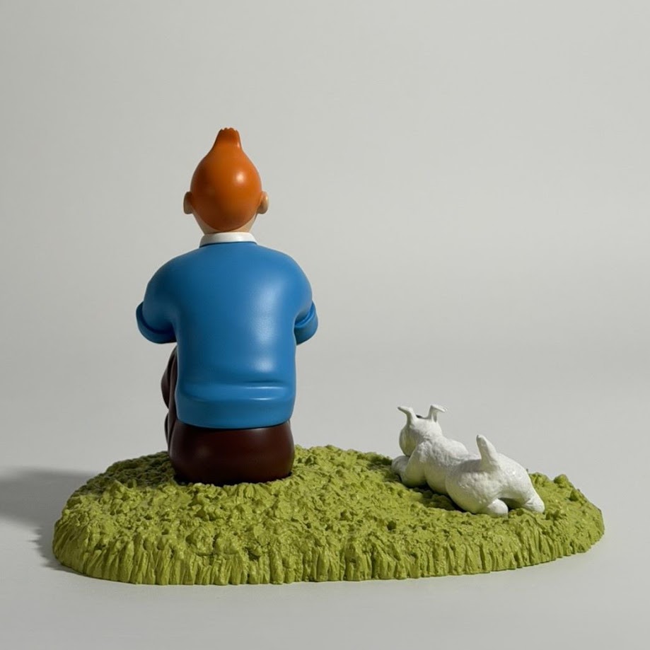 Tintin Sitting in the Grass - 47001 - Tintin Assis dans l'Herbe - Moulinsart Limited Edition Sculpture - 2022 4 Tintin Sitting in the Grass - 47001 - Tintin Assis dans l'Herbe - Moulinsart Limited Edition Sculpture - 2022