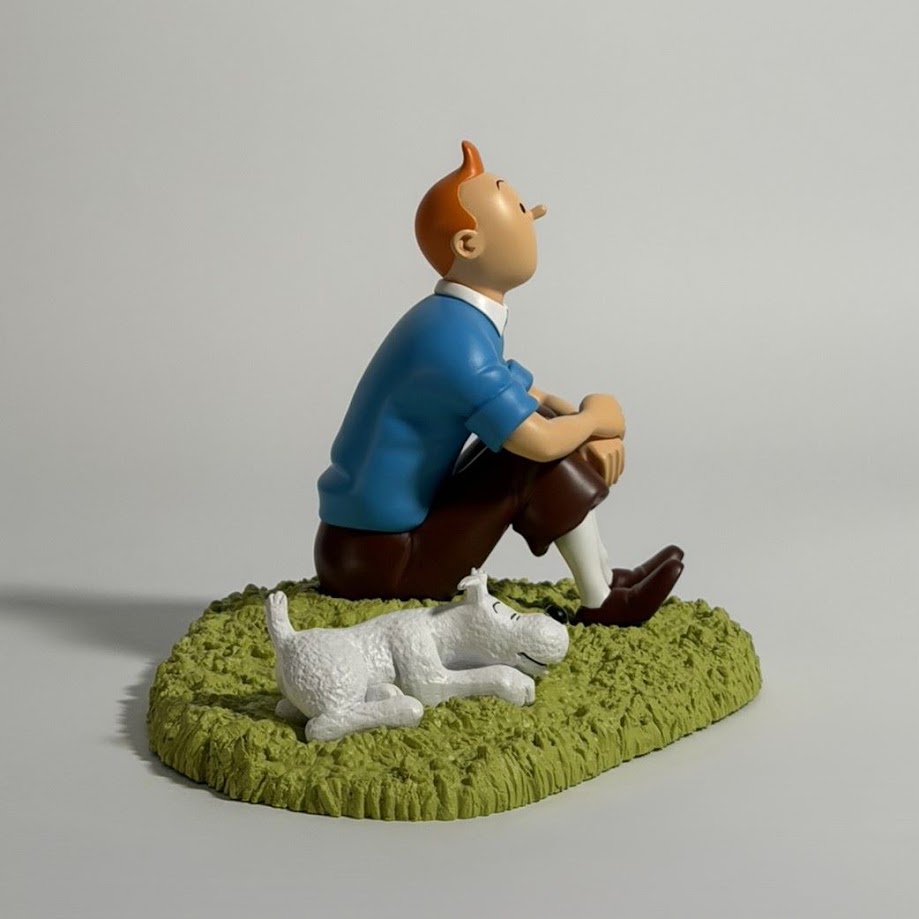 Tintin Sitting in the Grass - 47001 - Tintin Assis dans l'Herbe - Moulinsart Limited Edition Sculpture - 2022 5 Tintin Sitting in the Grass - 47001 - Tintin Assis dans l'Herbe - Moulinsart Limited Edition Sculpture - 2022